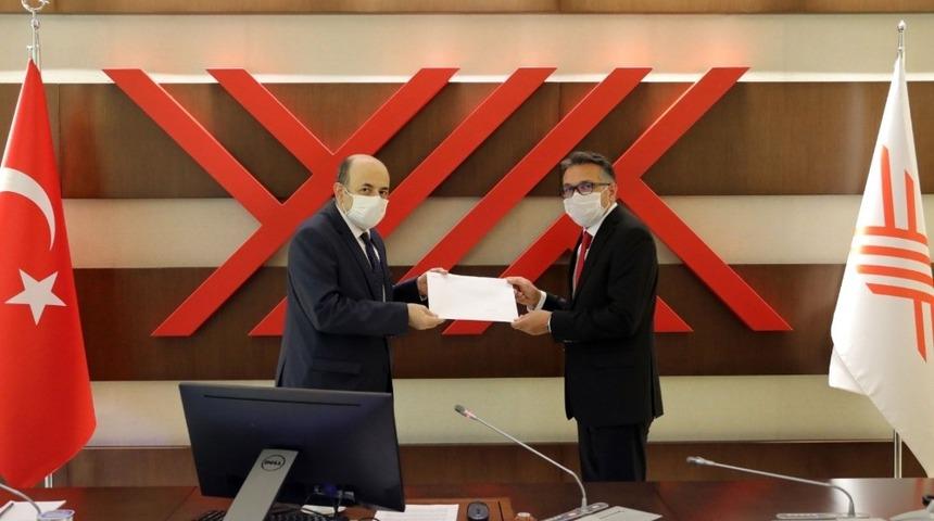 Rektör Aksoy mazbatasını YÖK Başkanı Saraç’tan aldı