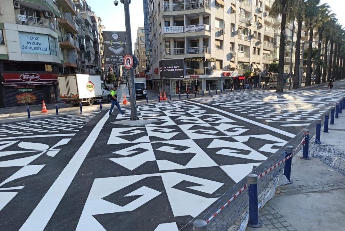 İzmir&rsquo;de sanat eseri gibi yaya ge&ccedil;idi