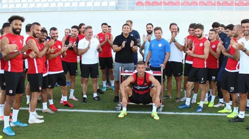 Antalyaspor'da Tamer Tuna’ya doğum günü sürprizi