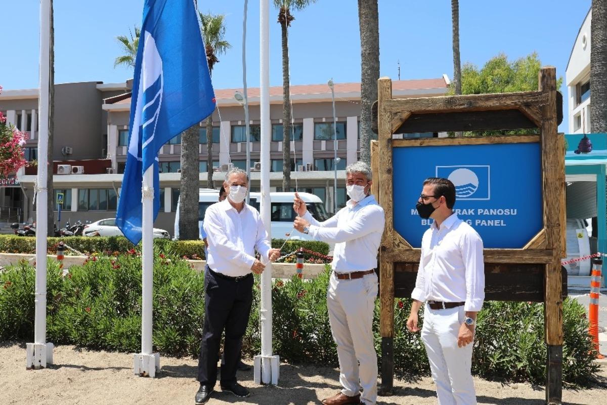 Başkan Oktay mavi bayrağı g&ouml;ndere &ccedil;ekti