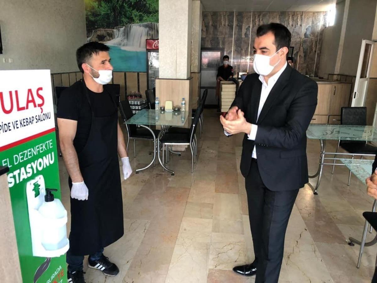 Ulaş Kaymakamı Akk&ouml;z, esnafa maske dağıttı