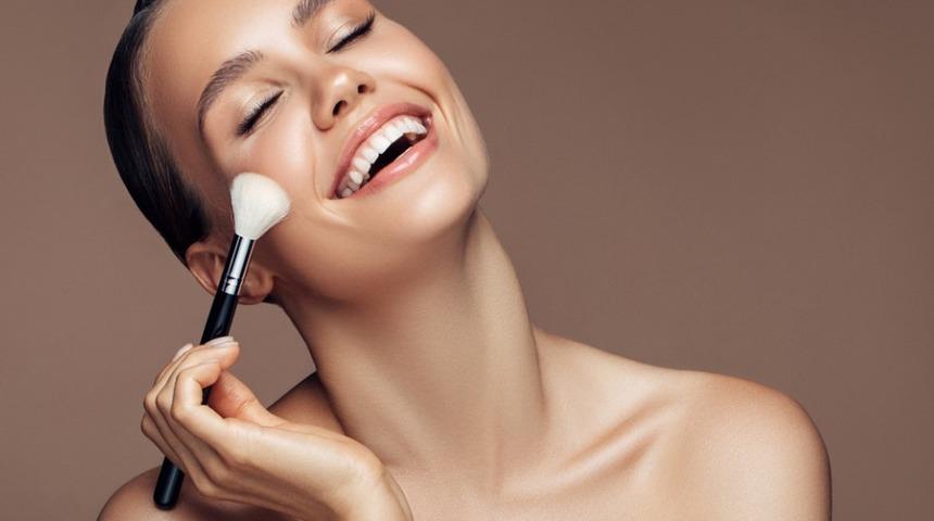 Artık makyajınız akmayacak! S&uuml;rekli makyaj temizlemek zorunda kalmamak i&ccedil;in...