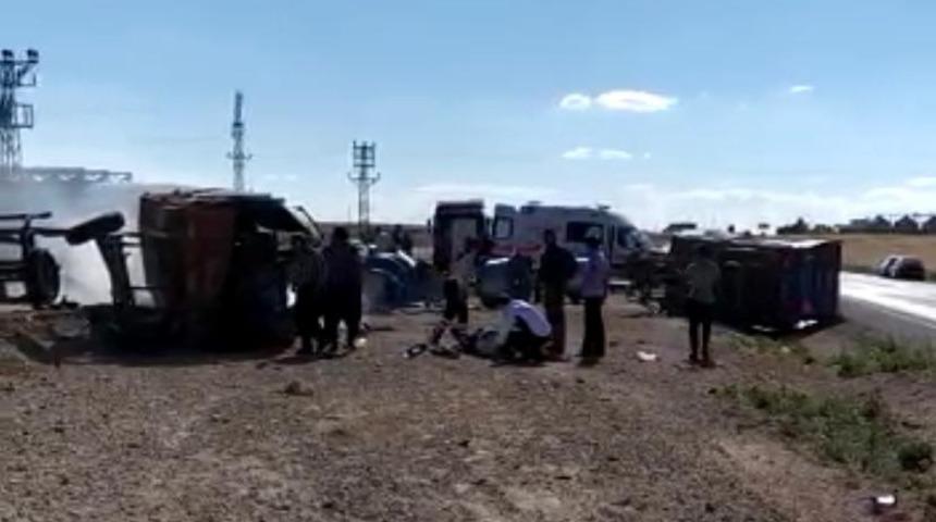 Kırşehir&rsquo;de Trakt&ouml;rle Tır &Ccedil;arpıştı 2 yaralı