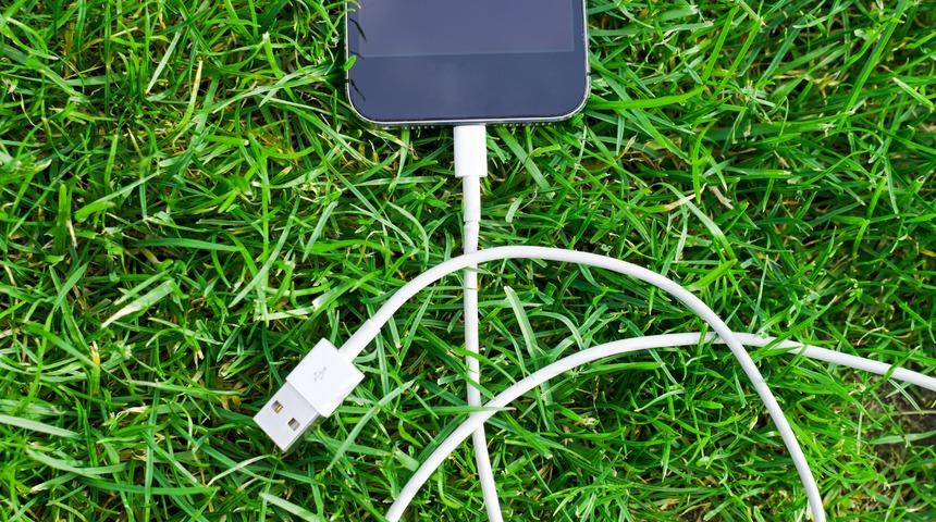 Dolaşan kablo derdine son! Mandal ve tuvalet kağıdı rulosu sayesinde...