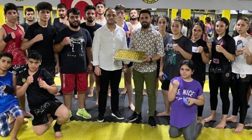 İş insanı Nusret Bulut sporculara tatlı ikramında bulundu, kulaklık hediye etti