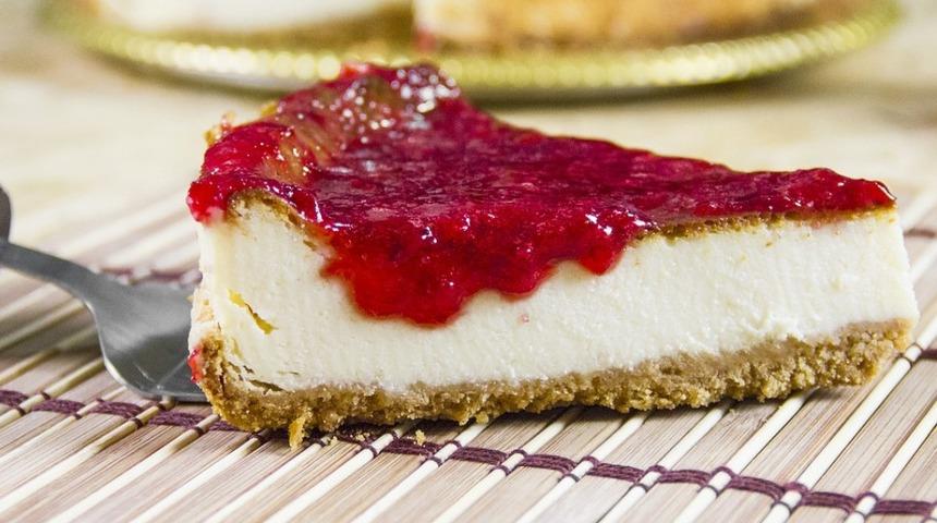 Ünlü şeften tatlı ve ferah bir frambuazlı cheesecake! Evde hazırlamak oldukça kolay...