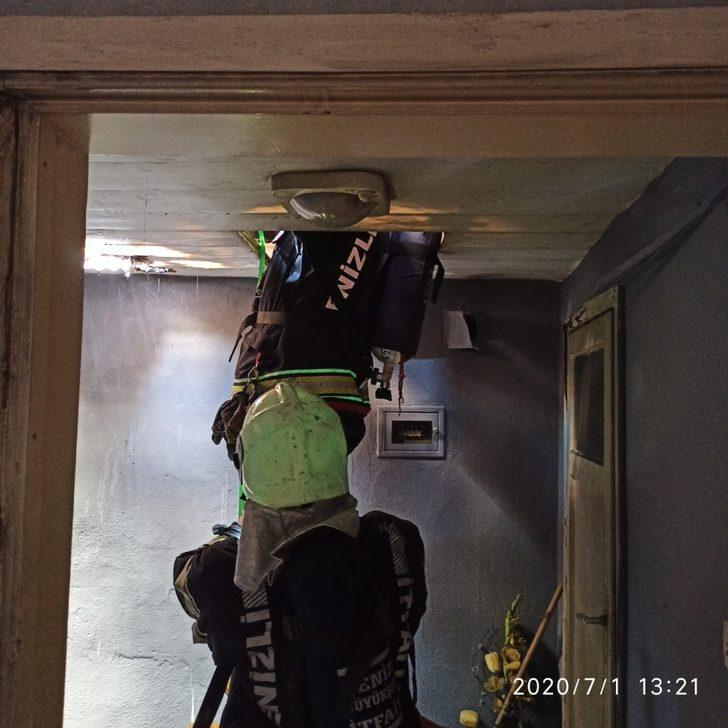 Çatı katında çıkan yangın paniğe neden oldu G3