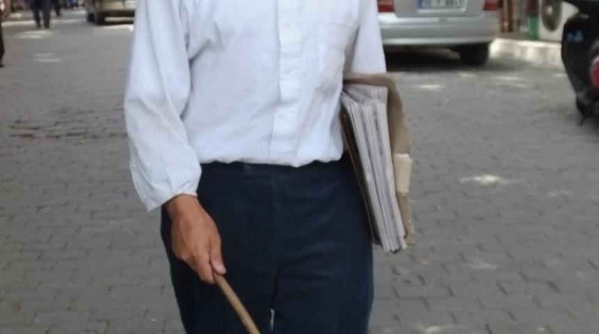 Bigadi&ccedil;&rsquo;te g&ouml;rme engelli vatandaş 31 yıldır gazete dağıtıyor