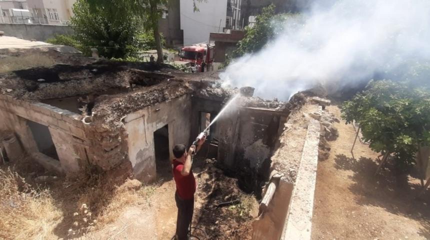 Metruk evde &ccedil;ıkan yangın s&ouml;nd&uuml;r&uuml;ld&uuml;