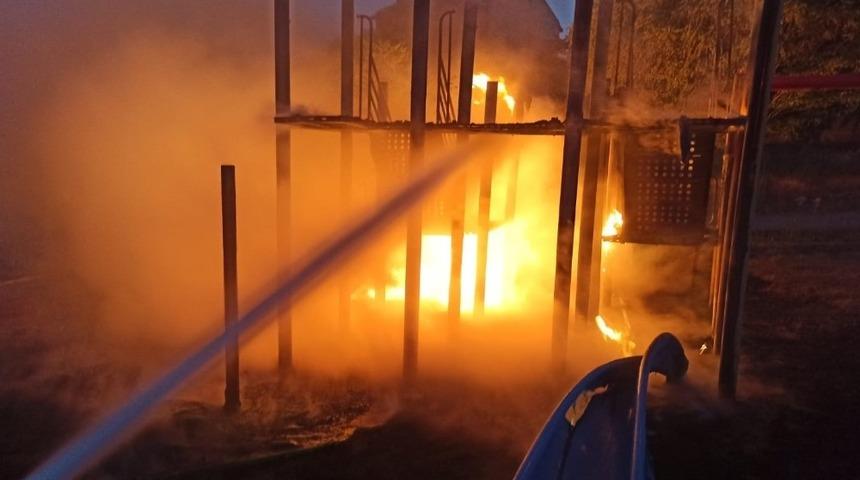 Parkta çıkartılan yangının failleri aranıyor