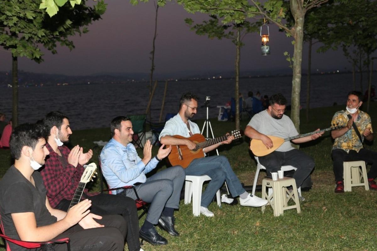 Başkan &Ouml;zl&uuml;, gen&ccedil;lerin canlı m&uuml;zik keyfine ortak oldu