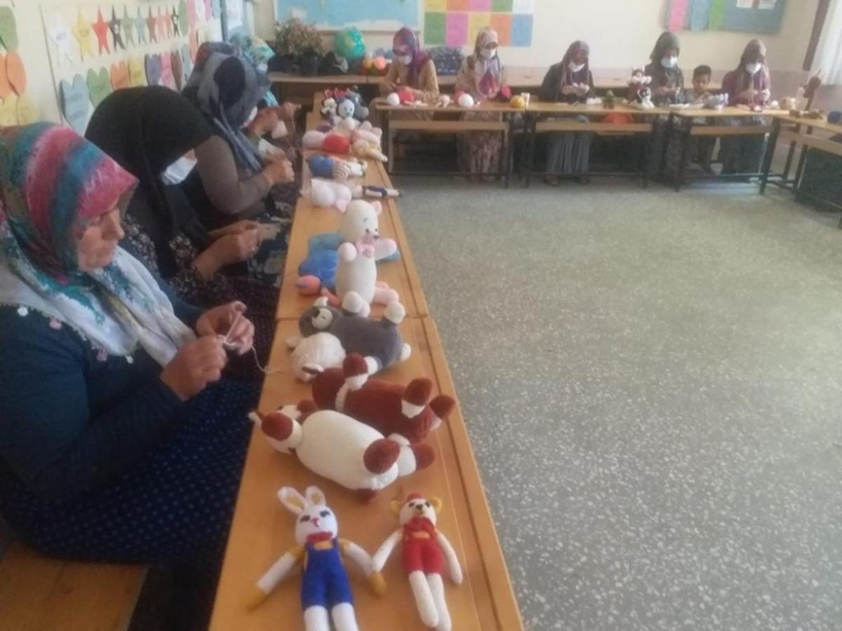 Kursiyerlerden ana sınıfı &ouml;ğrencilerine &ouml;rg&uuml; oyuncak