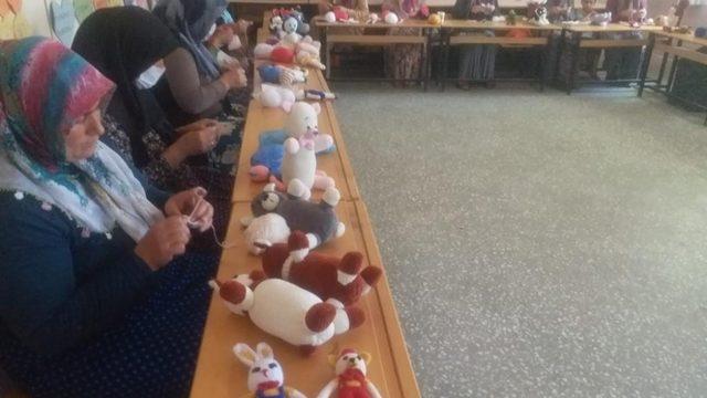 Kursiyerlerden ana sınıfı öğrencilerine örgü oyuncak
