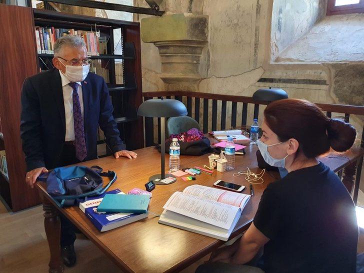 Başkan Büyükkılıç Şehir Kütüphanesi’ni gezdi G2