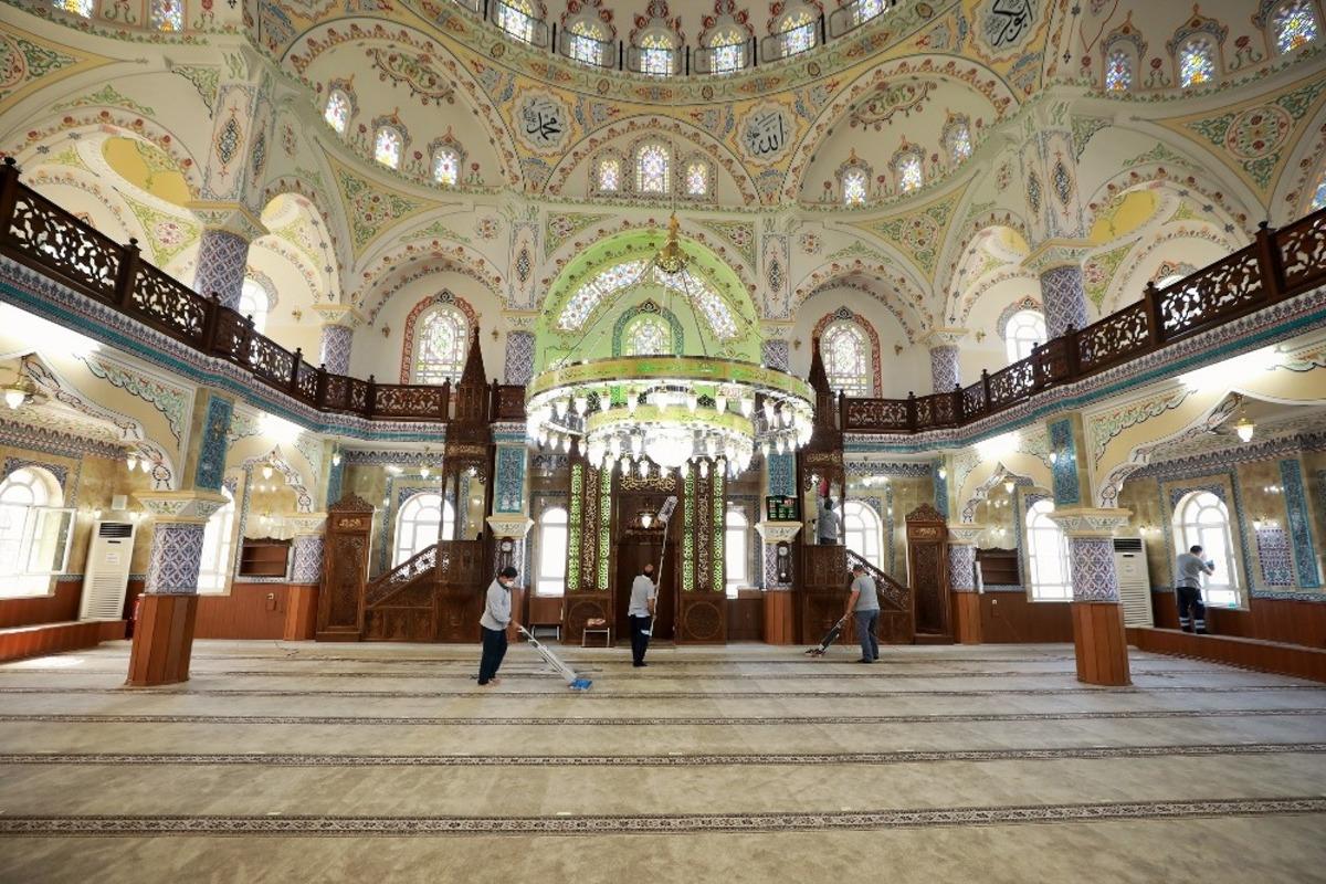 Camiler periyodik olarak dezenfekte ediliyor