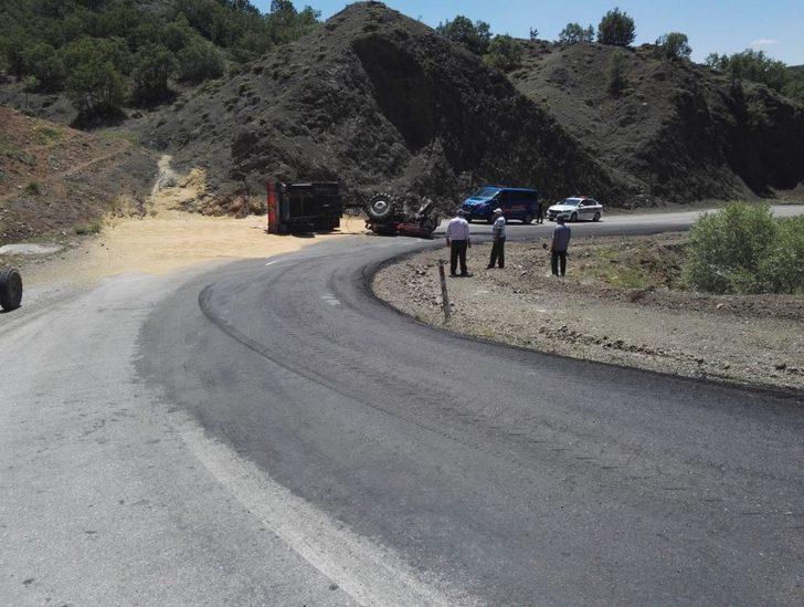 Buğday yüklü traktör devrildi: 2 Yaralı G1