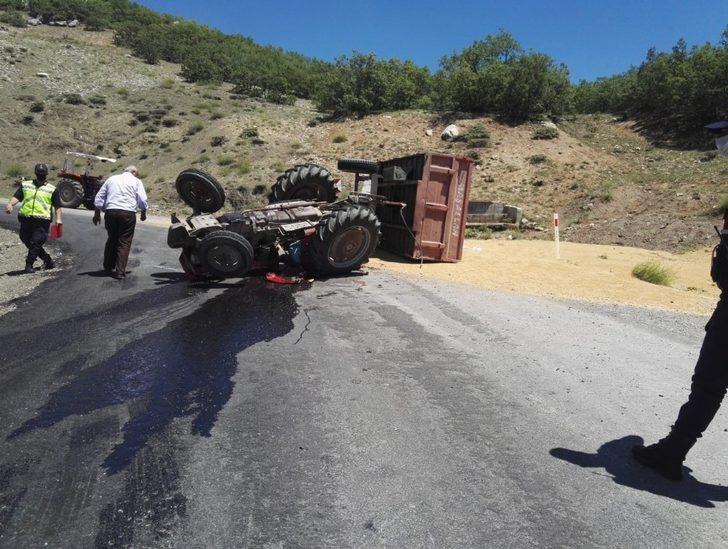 Buğday yüklü traktör devrildi: 2 Yaralı G2