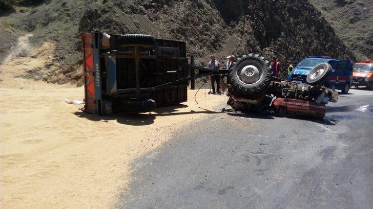 Buğday yüklü traktör devrildi: 2 Yaralı G4