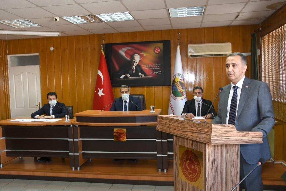 Vali Mahmut &Ccedil;uhadar, meclis &uuml;yeleriyle bir araya geldi