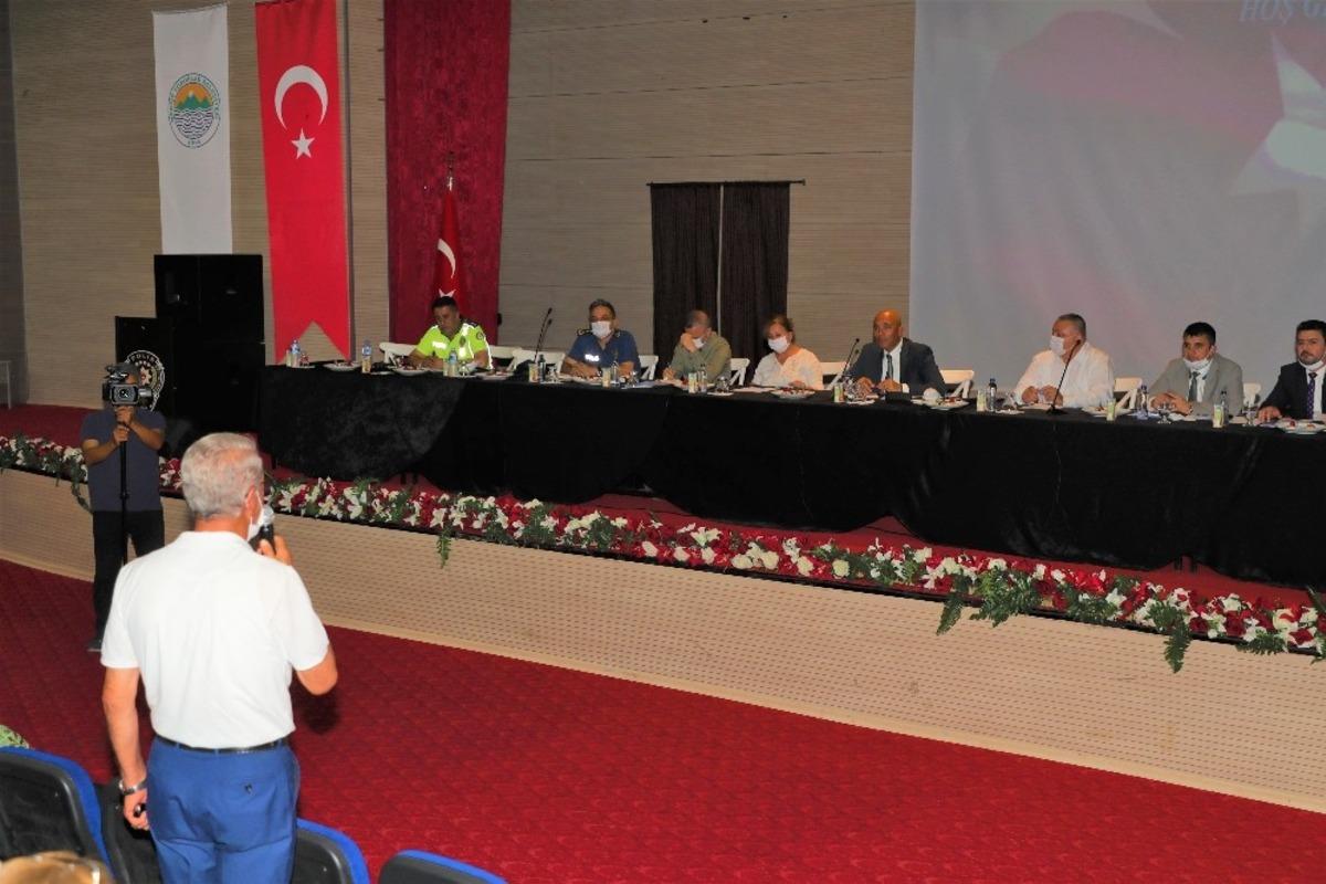 Emniyet M&uuml;d&uuml;r&uuml; Şahne, mahalle muhtarlarıyla bir araya geldi