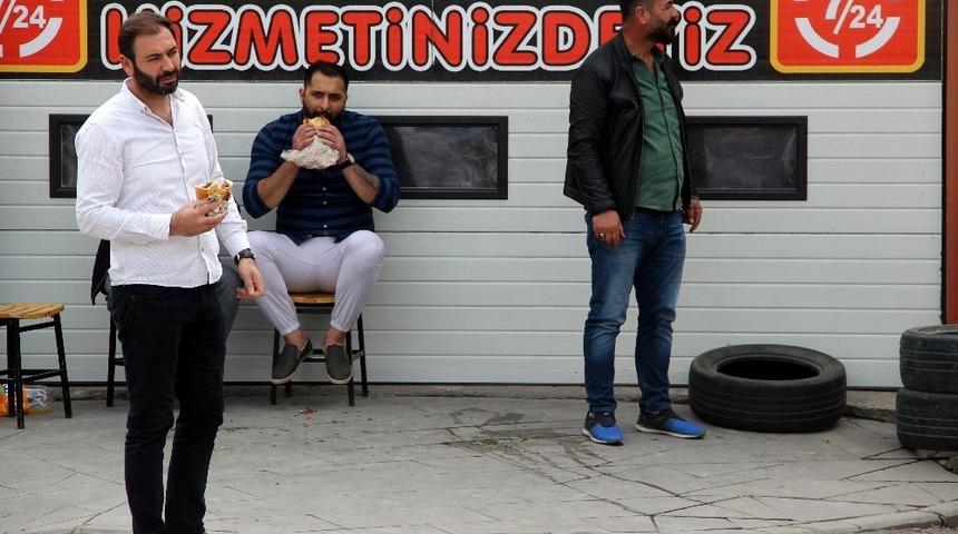 Bina yıkımını yemek yiyerek izlediler