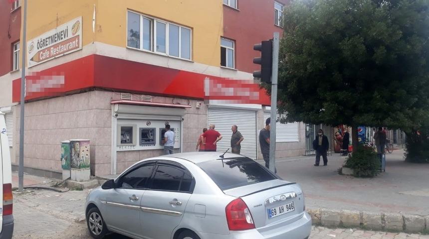 &Ccedil;aldıran&rsquo;da korona vir&uuml;s nedeniyle banka şubesi kapatıldı