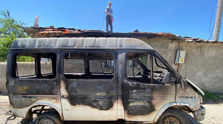 Kırıkkale&rsquo;de park halindeki minib&uuml;s alev alev yandı