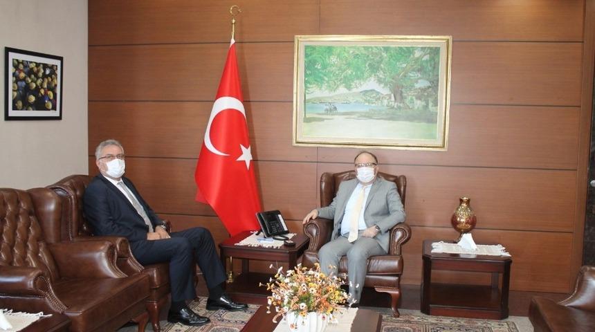 Erdemir Genel Müdürü Oral, Vali Tutulmaz ile görüştü