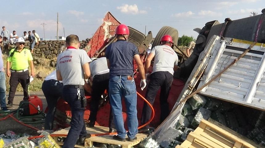 Diyarbakır'da feci kaza! Lastiği patlatan TIR minib&uuml;se &ccedil;arptı: 1 &ouml;l&uuml;, 1 yaralı