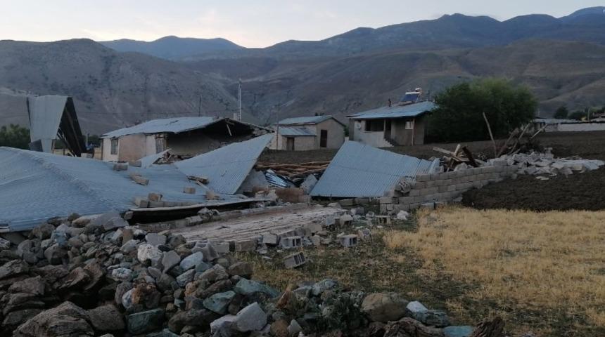 Erzincan’da felaketin eşiğinden dönüldü: 2 ev ve 4 ahır yıkıldı, vatandaşlar canını zor kurtardı