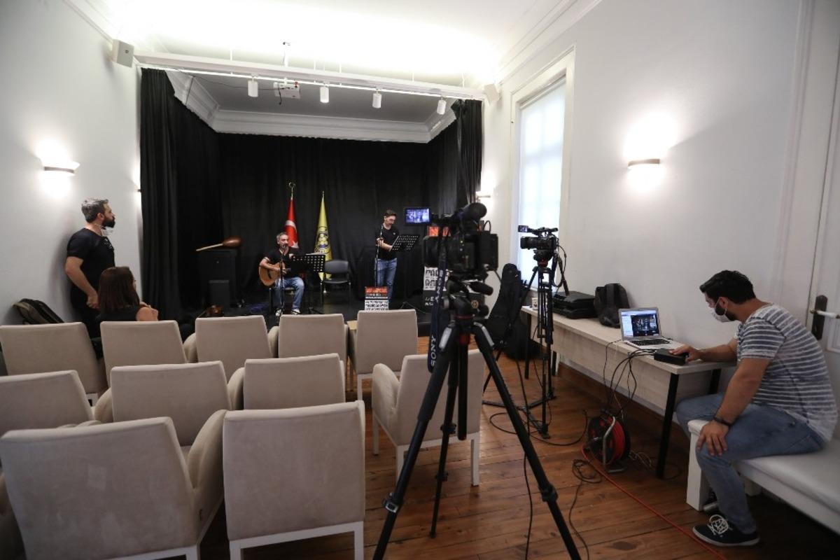 Madımak olaylarında hayatını kaybedenler t&uuml;rk&uuml;lerle anıldı