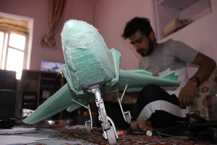 Maket uçağını uçurmak için motor desteği istiyor G1