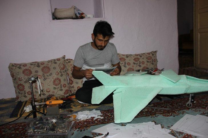 Maket uçağını uçurmak için motor desteği istiyor G3