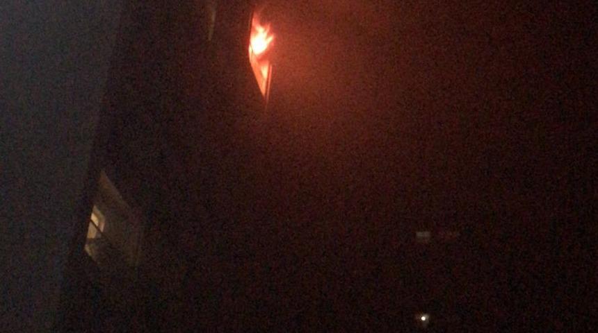 Esenyurt'ta 12 katlı binada çıkan yangın paniğe neden oldu