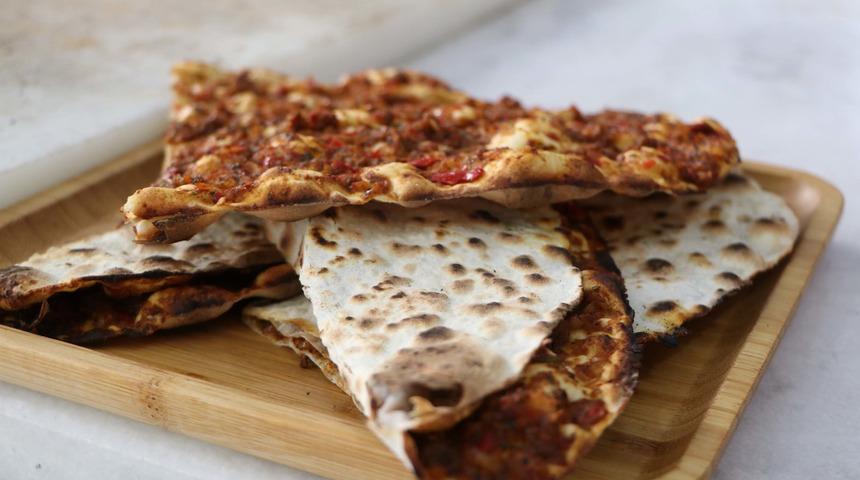 Lezzet kentleri anlaşamıyor! Lahmacun sarımsaklı mı olur soğanlı mı?
