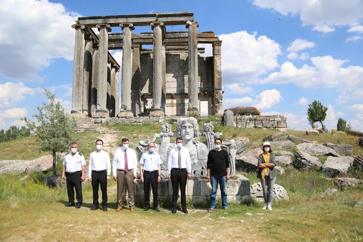 K&uuml;tahya Valisi Ali &Ccedil;elik, D&uuml;nya Mirası Aizanoi&rsquo;de incelemelerde bulundu