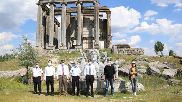 Kütahya Valisi Ali Çelik, Dünya Mirası Aizanoi’de incelemelerde bulundu