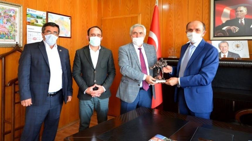 Dumlupınar protokol&uuml; M&uuml;d&uuml;r Hasan Keskin&rsquo;i makamında ziyaret etti