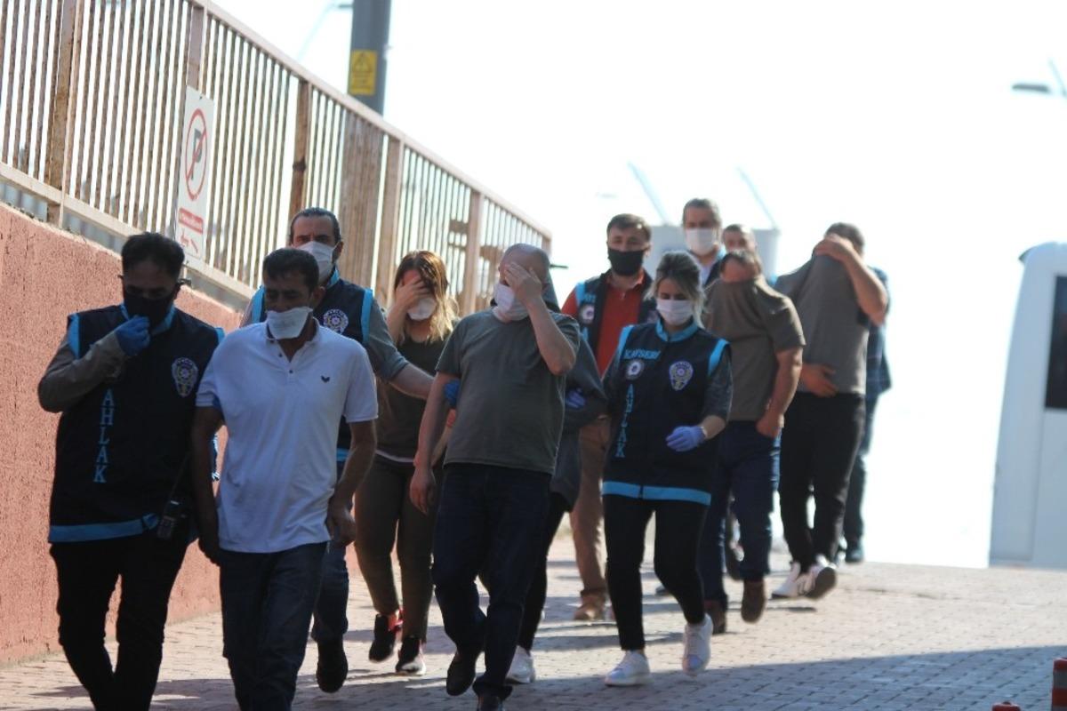 Her detayı iğren&ccedil;! Fuhuş &ccedil;etesi, evini kullandıran erkeklere kadınları sunmuş