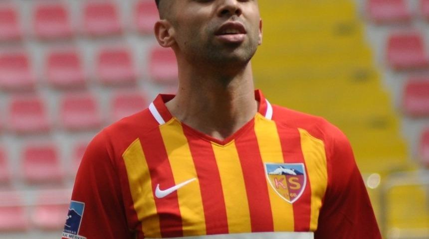 Sol bekte Emre oynayacak