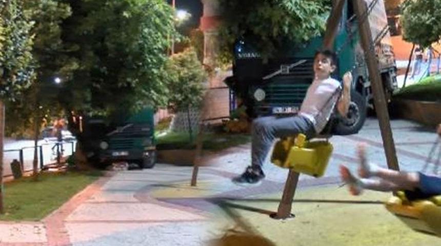 İstanbul'da kamyon parka girdi! Facianın eşiğinden d&ouml;n&uuml;ld&uuml;