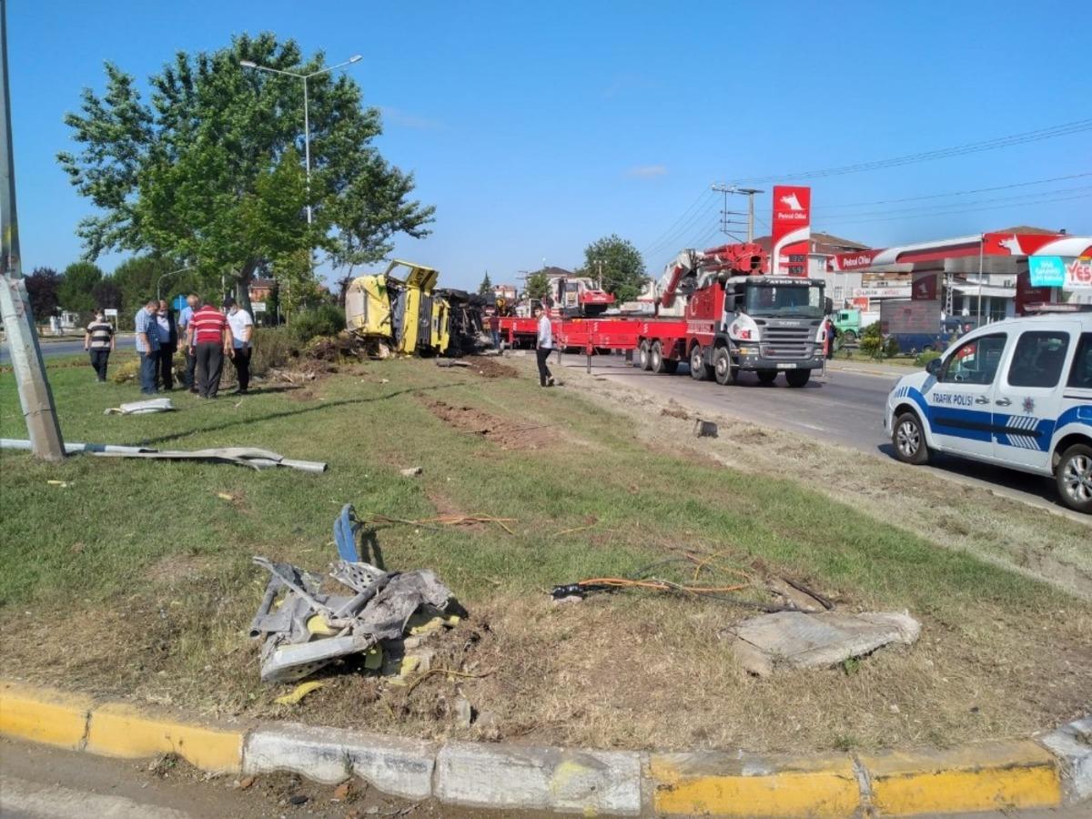 &Ccedil;imento y&uuml;kl&uuml; tır devrildi: 1 yaralı