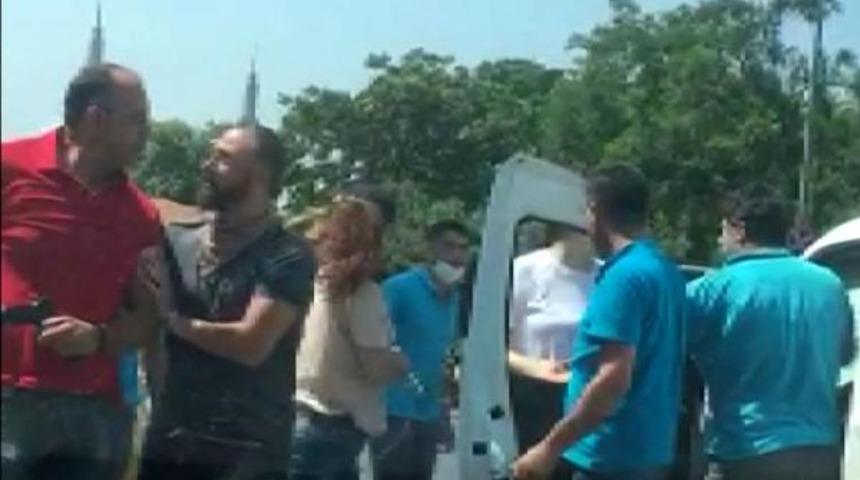 Korku dolu anlar! Silahını &ccedil;ekip s&uuml;r&uuml;c&uuml;n&uuml;n &uuml;zerine y&uuml;r&uuml;d&uuml;