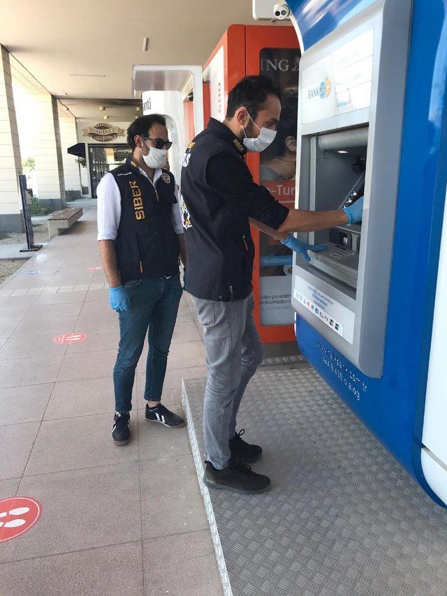 ATM’leri gezerek tek tek kontrol ettiler