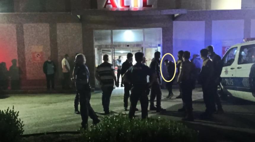 Husumetlisi g&ouml;zaltına alınınca polis aracına ateş a&ccedil;tı