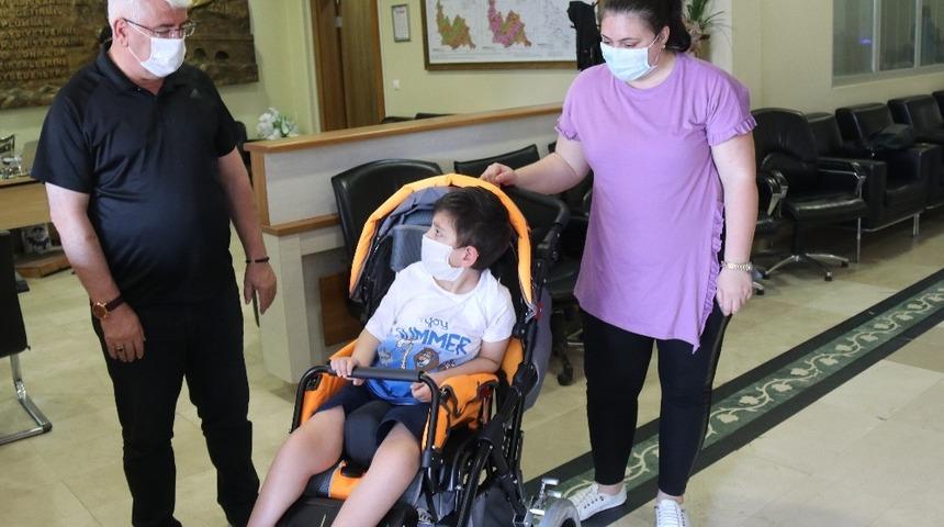 Kıbrıs gazisinin torununa engelli aracı verildi