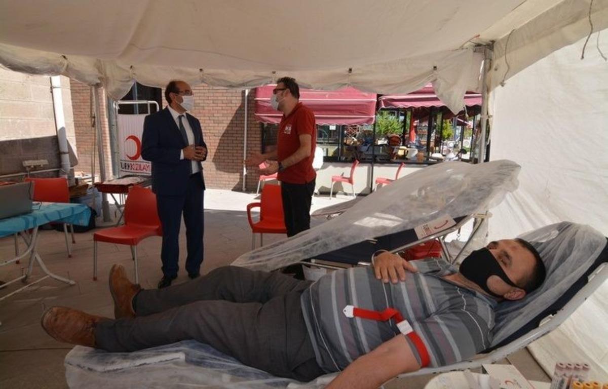 Başkan &Ccedil;&ouml;l, Kızılay kan bağış noktasını ziyaret etti