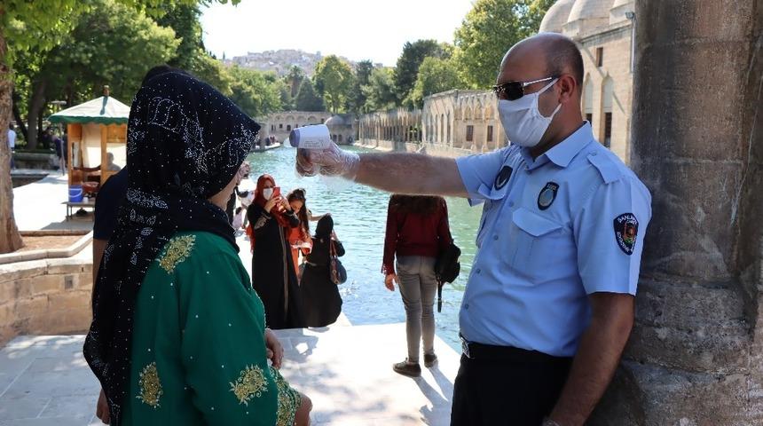 Şanlıurfa&rsquo;da maske dağıtımı s&uuml;r&uuml;yor