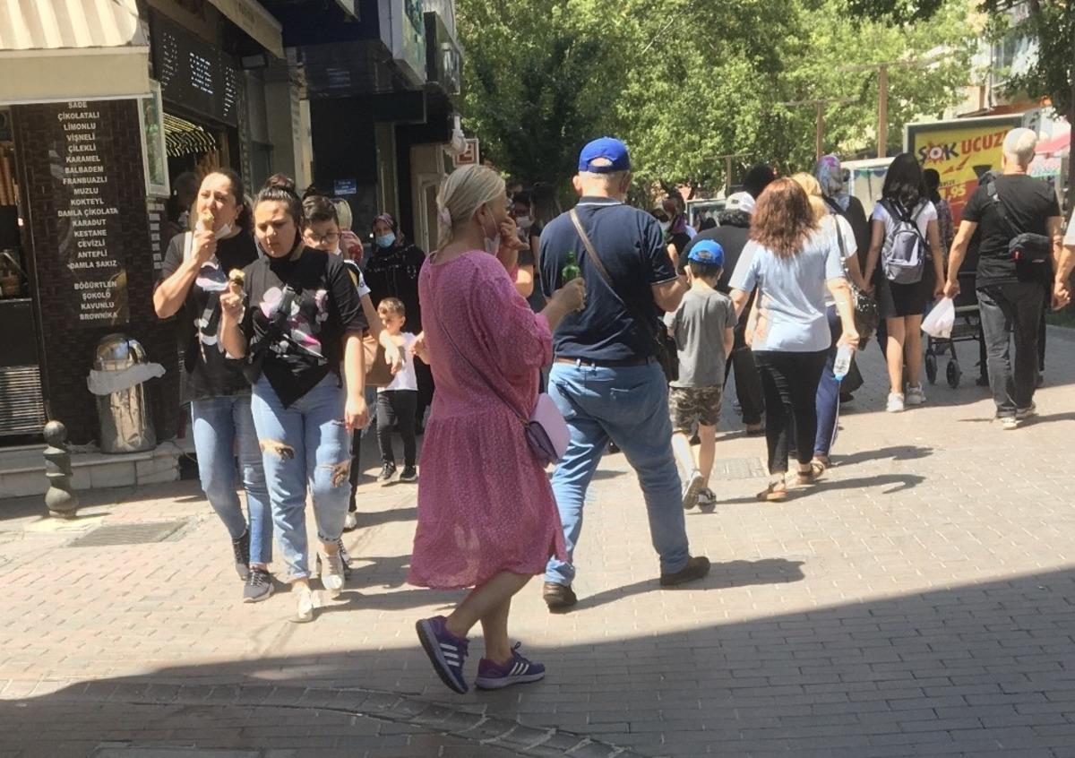 Kalabalıklarda tedbiri elden bıraktılar