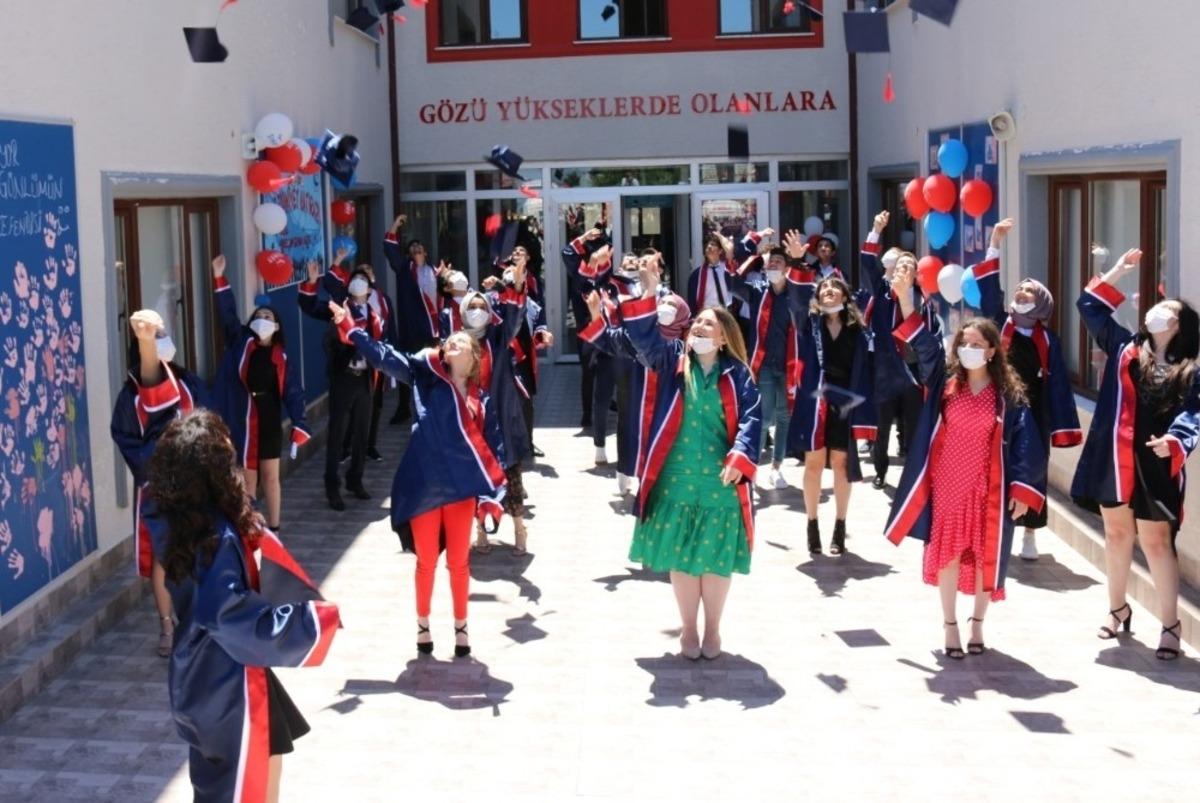 İlk ve ortaokuldan mezun olan &ouml;ğrencilerin mezuniyet sevinci
